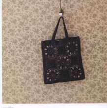 清新的蕾丝编织扁平的手提小包手工制作教程图解 包上镶嵌有向日葵和海石竹
