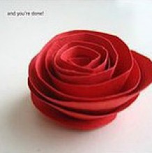 彩色卡纸怎么制作简单的玫瑰花手工教程 简单玫瑰纸花怎么做教程