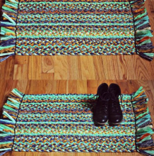 旧衣服的重新利用手工 手工编织地毯的方法 用旧衣服的布条编织地毯diy