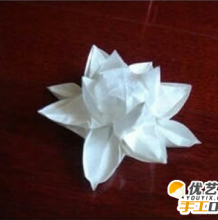 纯洁白色牡丹花的手工折法  如何折出一朵漂亮的牡丹花  牡丹花的手工自制步