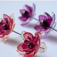 用塑料瓶创意改造制作的精致漂亮的逼真花朵 用塑料瓶制作成花朵的手工教程
