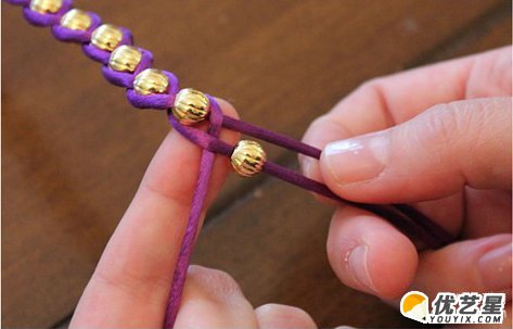 多颗金珠子怎么编织手链好看 3根编织绳搭配多根金珠编织的精美手链手绳编织方法教程_www.youyix.com