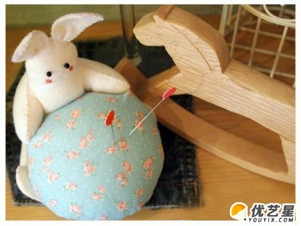 一个小巧可爱的兔子手工教程图解 可爱小兔子绒布玩偶手工diy_www.youyix.com