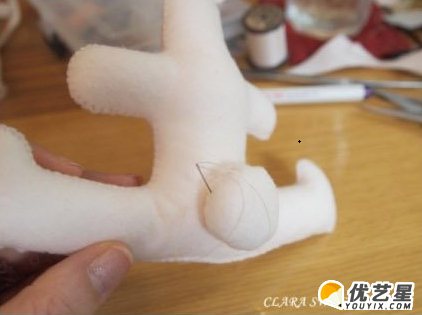 一个小巧可爱的兔子手工教程图解 可爱小兔子绒布玩偶手工diy_www.youyix.com