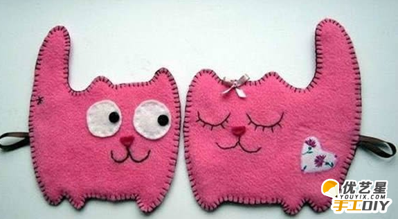如何用布来可以简单的制作出一只可爱的小猫吊饰  小猫形状的手工制作挂饰_www.youyix.com