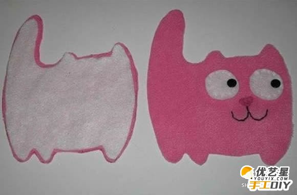 如何用布来可以简单的制作出一只可爱的小猫吊饰  小猫形状的手工制作挂饰_www.youyix.com