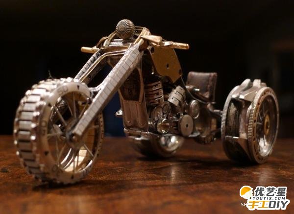 用不了的手表能用来干嘛？  坏了的手表可以做出各种款式超酷的机重车和摩托车_www.youyix.com