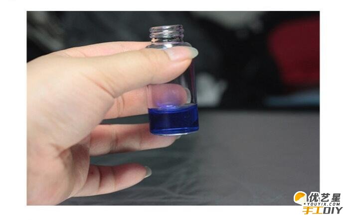 漂亮蓝色紫色星空瓶的手工制作步骤教程   星光闪闪的星空瓶的手工制作_www.youyix.com