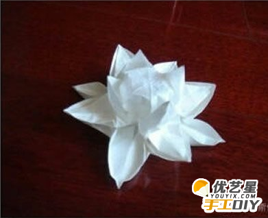 纯洁白色牡丹花的手工折法  如何折出一朵漂亮的牡丹花  牡丹花的手工自制步骤教程_www.youyix.com