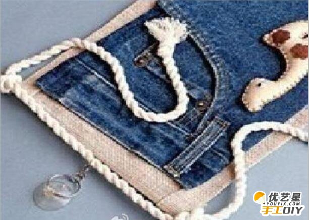 废旧牛仔裤改造成实用的挂饰收纳袋   创意个性改造的挂式收纳袋的手工制作教程_www.youyix.com