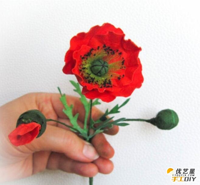 用简单的纸制作出来的精美漂亮红色虞美人花朵    漂亮花朵的手工折纸制作教程_www.youyix.com