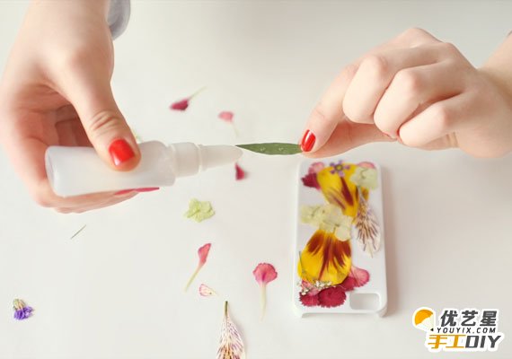 创意唯美手机壳手工 如何用压平的鲜花制作漂亮的iphone手机壳_www.youyix.com