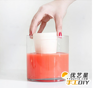 利用简单的染色方法    教你如何把杯子花盆摇身一变成唯美又清新的器皿_www.youyix.com