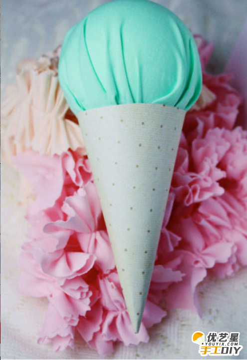 用纸和布手工制作出来的可爱精美的冰淇淋装饰挂件手工DIY制作教程_www.youyix.com