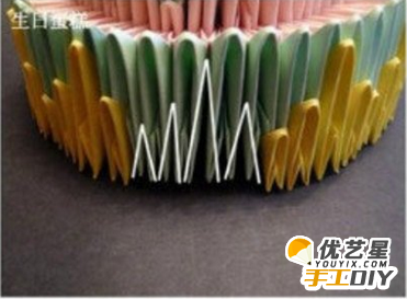 三角折出美丽的生日蛋糕    手工插折制作一个独特漂亮又有意义的蛋糕教程_www.youyix.com