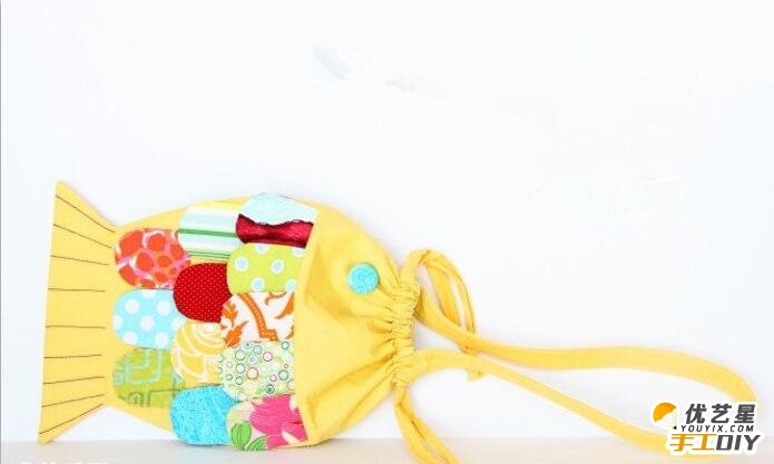 可爱的小鱼造型手提袋零钱袋   手提包的手工制作  小鱼形状的小包包的手工制作教程_www.youyix.com
