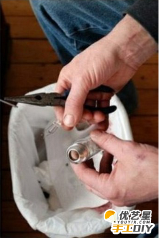 利用废旧的灯泡或试管玻璃器皿制作出精致漂亮的花瓶   手工制作小花瓶教程图解_www.youyix.com