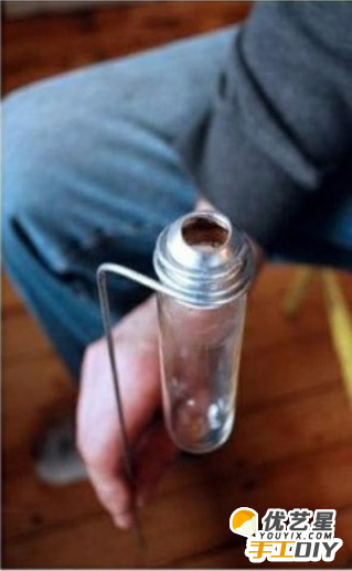 利用废旧的灯泡或试管玻璃器皿制作出精致漂亮的花瓶   手工制作小花瓶教程图解_www.youyix.com