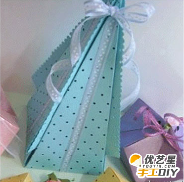 关于如何利用锥形三角形卡纸制作出创意新颖的礼品包装盒的手工DIY教程_www.youyix.com