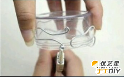 用金属铁丝制作出来的清新好看的串珠绕线手环   手工制作精美手环教程_www.youyix.com