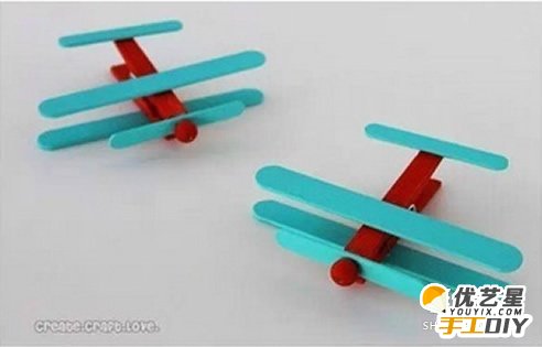 可爱精致的幼儿园飞机手工制作教程  利用夹子跟冰棒棍结合制作的小飞机_www.youyix.com