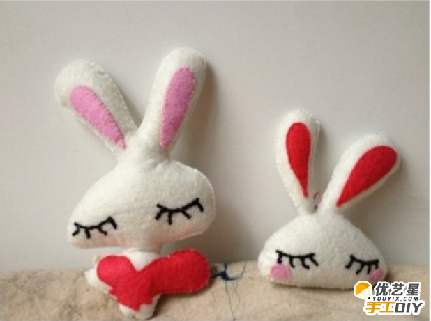 超级可爱的小兔子抱枕 简单手工布艺制作出可爱呆萌精致的兔子抱枕制作教程_www.youyix.com