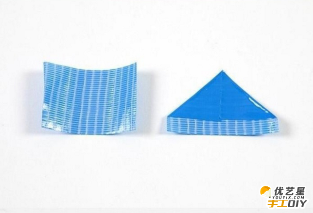 如何利用彩色塑料胶带制作出精致唯美的塑料花朵     手工旧物改造制作逼真塑料花朵_www.youyix.com