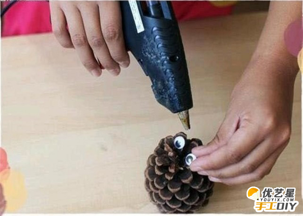 可爱小鸟玩具    利用松果和羽毛制作的可爱好看的小鸟儿童玩具    有趣的手工制作diy_www.youyix.com