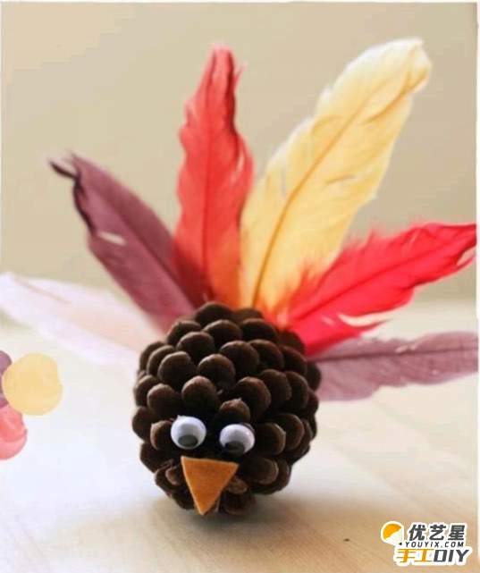 可爱小鸟玩具    利用松果和羽毛制作的可爱好看的小鸟儿童玩具    有趣的手工制作diy_www.youyix.com
