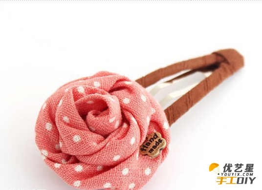 漂亮小巧的粉红发夹 如何简单制作一个精致小巧漂亮的粉红小花发夹手工布艺_www.youyix.com