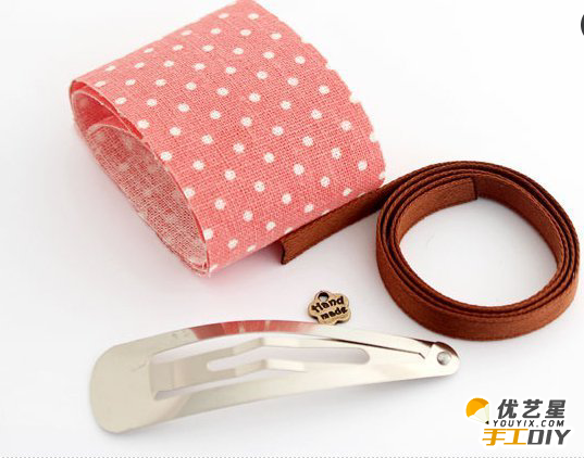 漂亮小巧的粉红发夹 如何简单制作一个精致小巧漂亮的粉红小花发夹手工布艺_www.youyix.com