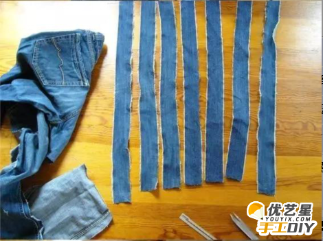 巧妙利用牛仔裤改造出简约新颖的袋子 手工改造漂亮唯美的袋子图片教程_www.youyix.com