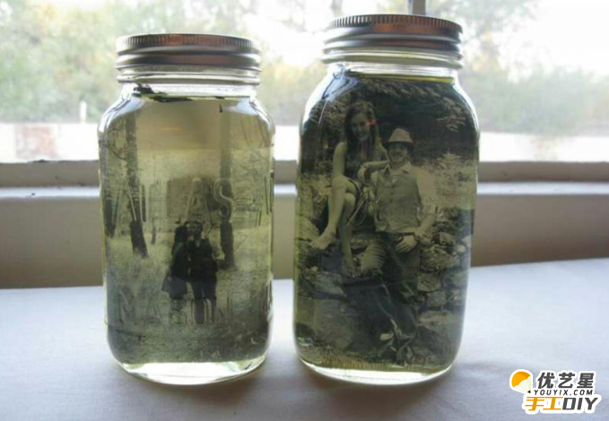 复古怀旧照片的水瓶子 如何简单地制作出精致美丽的复古怀旧相片瓶 手工相片瓶制作教程_www.youyix.com