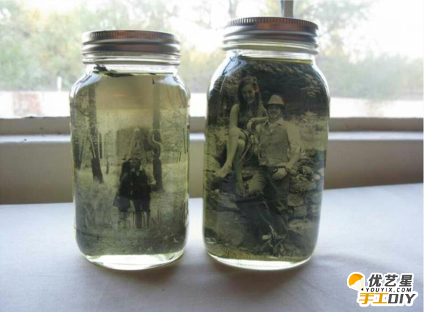 复古怀旧照片的水瓶子 如何简单地制作出精致美丽的复古怀旧相片瓶 手工相片瓶制作教程_www.youyix.com