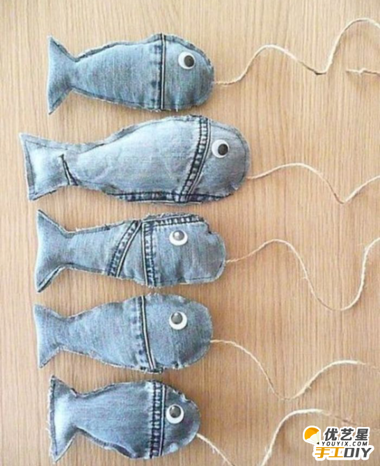 可爱布艺小鱼玩具 如何利用废旧的牛仔裤制作出可爱呆萌的小鱼布艺玩具的教程图解_www.youyix.com
