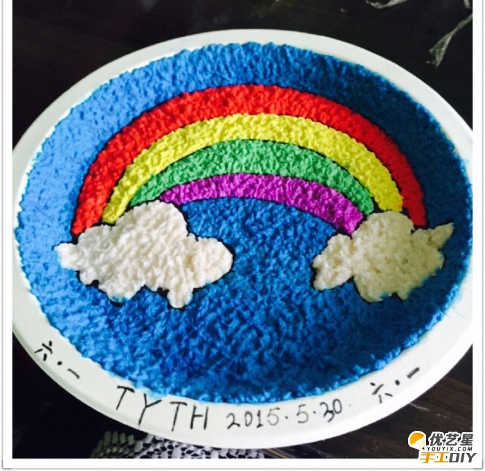 如何简单制作出儿童创意的彩色纸浆泥 精致好看可爱的彩虹餐盘画手工制作教程_www.youyix.com