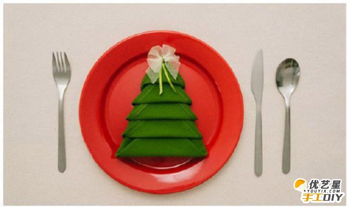 精美简约的花式餐巾折叠法的手工教程图解 好看唯美的绿色西式餐巾 像圣诞树般的清新_www.youyix.com