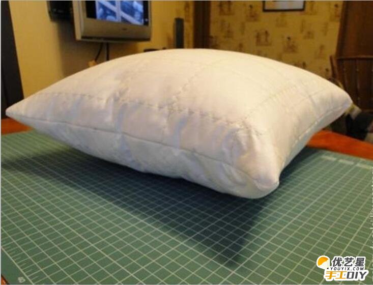 手工diy制作精美漂亮的白色抱枕 如何手工制作精美实用的抱枕 抱枕的制作教程_www.youyix.com