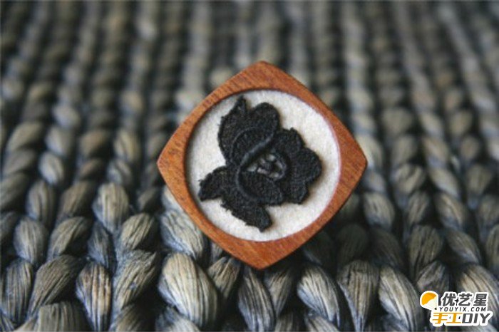 木头、不织布和蕾丝的完美组合 唯美清新可爱的小牌子 牌子点缀着各式各样的图案_www.youyix.com