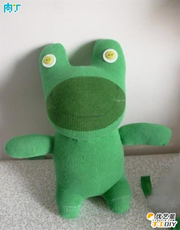 袜子的创意手工改造制作教程 利用袜子创意改造制作成可爱的小青蛙_www.youyix.com