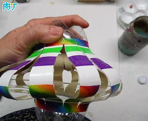 塑料瓶的创意diy改造制作教程 用塑料瓶创意制作成彩色灯笼的手工制作教程_www.youyix.com
