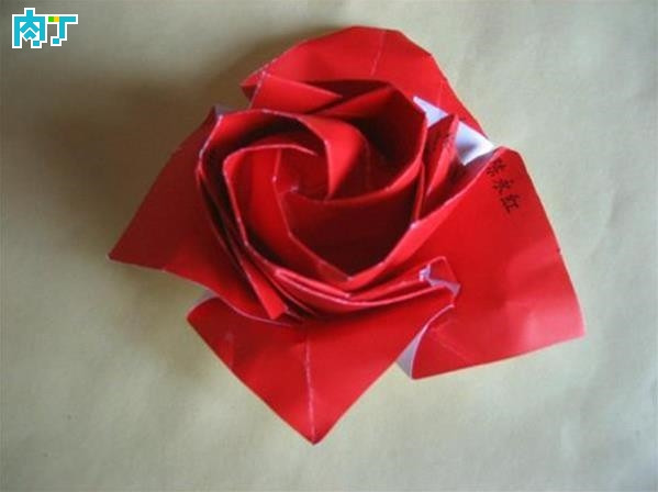 玫瑰花的简单折法教程 如何用纸简单折出漂亮好看的玫瑰花 手工diy纸玫瑰_www.youyix.com