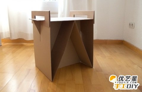 手工折纸家具用品桌子     环保实用旧物改造的放置东西的桌子   手工制作桌子教程图解_www.youyix.com