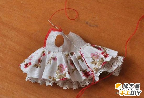 漂亮可爱的芭比娃娃裙子的手工制作教程 如何自制漂亮的芭比娃娃的裙子_www.youyix.com