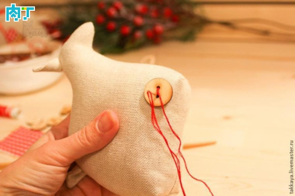 可爱呆萌的玩偶小羊的手工制作教程 如何自制可爱的玩偶小羊 漂亮的布艺制作玩偶小羊_www.youyix.com