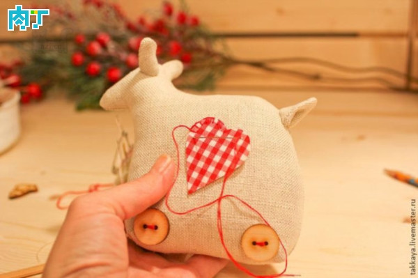 可爱呆萌的玩偶小羊的手工制作教程 如何自制可爱的玩偶小羊 漂亮的布艺制作玩偶小羊_www.youyix.com