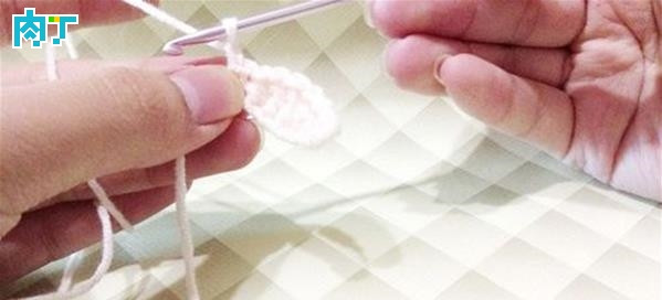 可爱漂亮的小鱼的手工编织制作教程 如何简单的编织成可爱的小鱼 钩针小鱼制作教程_www.youyix.com