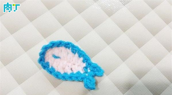 可爱漂亮的小鱼的手工编织制作教程 如何简单的编织成可爱的小鱼 钩针小鱼制作教程_www.youyix.com