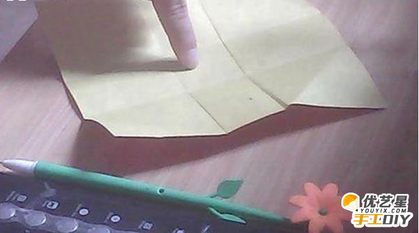 手工纸艺制作出精美亮丽漂亮的笔筒 简单的折法DIY制作新颖笔筒的步骤教程_www.youyix.com