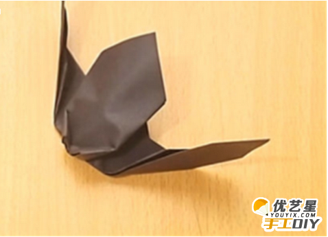 手工折纸出万圣节立体图形小蝙蝠 小巧可爱的立体万圣节蝙蝠DIY制作教程_www.youyix.com